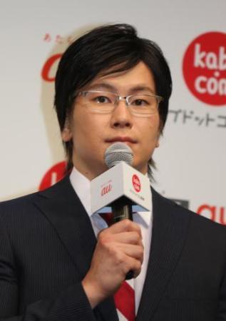 カズレーザー　黒髪・ダークスーツで登場　月収ぶっちゃけ「８２万ぐらい」