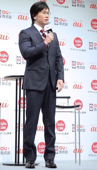 カズレーザー　黒髪・ダークスーツで登場　月収ぶっちゃけ「８２万ぐらい」