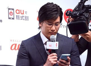 カズレーザー　黒髪・ダークスーツで登場　月収ぶっちゃけ「８２万ぐらい」