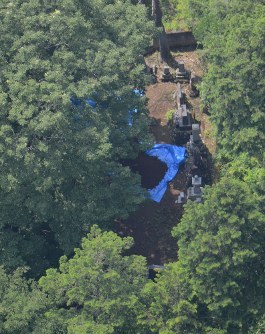 墓地に成人の遺体遺棄容疑、男女を逮捕…警視庁