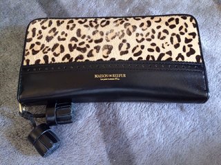 皆さんの財布見せてください。