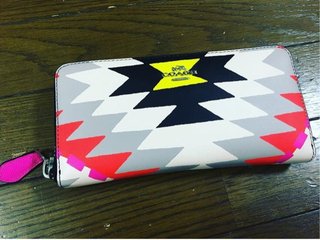 皆さんの財布見せてください。