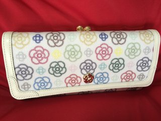 皆さんの財布見せてください。