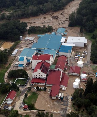 連続台風で浸水、ポテトチップス、カラムーチョ生産停止　北海道　食品加工場も打撃