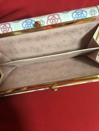 皆さんの財布見せてください。