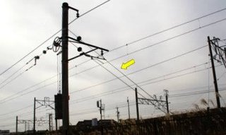 バイク男性、上半身切断　山陽電鉄線路に