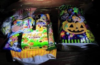 山口組今年もハロウィンで児童にお菓子配る