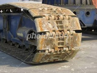 ショベルカーに轢かれ、１９歳作業員が死亡　東京・銀座のホテル建設現場