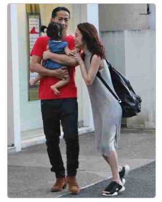 「がお～っ！」とじゃれ合うHIRO＆上戸彩、娘との3ショット