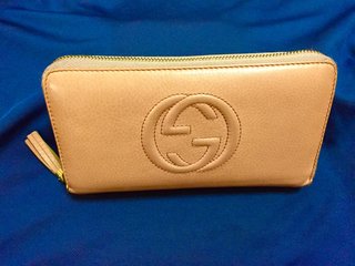 皆さんの財布見せてください。