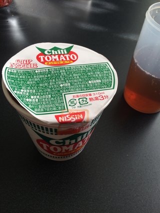 今日の昼食に、カップラーメン食べる方～(*´∀`)
