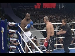 この試合を観ると、ボブサップが弱く見えるね。