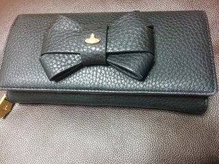 皆さんの財布見せてください。