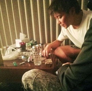 成宮寛貴「コカイン吸引」疑惑の現場写真！－人気俳優のウラの顔