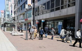 母親か、１歳男児刺され重傷