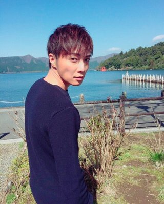 成宮寛貴「コカイン吸引」疑惑の現場写真！－人気俳優のウラの顔