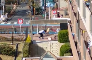 佐川 配達の荷物を叩きつけ 蹴り