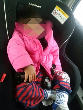 男の子にピンクのダウン