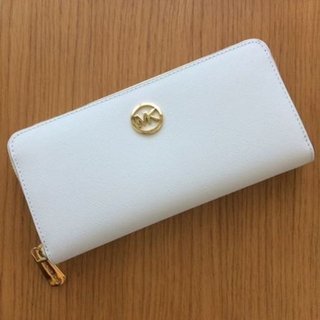 皆さんの財布見せてください。