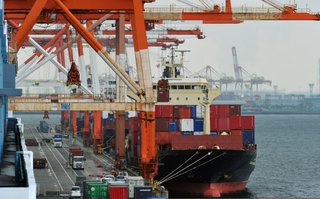 日本、東日本大震災以降初めて貿易黒字に転換