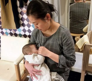 公共の場で授乳、どうすればよい？　海外は、日本は…