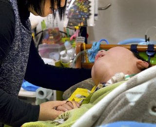 ＜障害見舞金＞給食中窒息の脳性まひ少年に支給せず　母提訴