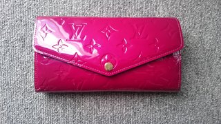 皆さんの財布見せてください。