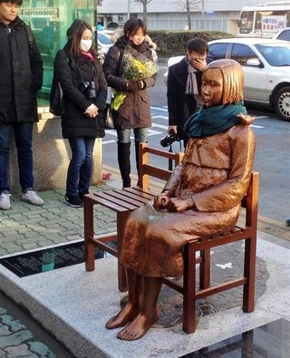 朝日新聞記者が釜山の慰安婦像に謝罪の手紙「日本人として安倍政権の対応を謝罪します」