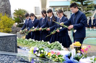 えひめ丸事故から16年  追悼式典で海の安全誓う