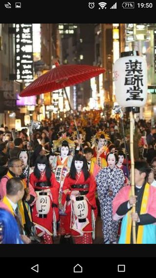 【大阪】仮装したホステスら１５０人華麗に練り歩く　大阪・北新地で「堂島薬師堂節分お水汲み祭り」