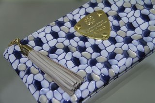 皆さんの財布見せてください。