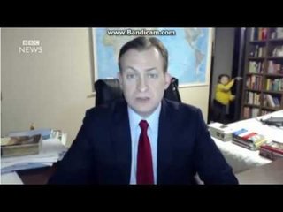 ニュース生中継中に子供と母親が乱入！