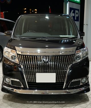 車の前の所が、下の歯をイーーッ！ってやってるようになってるのって何て車種？