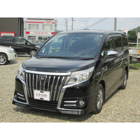 車の前の所が、下の歯をイーーッ！ってやってるようになってるのって何て車種？