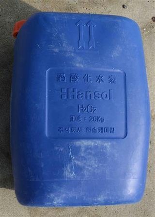 【島根県】海岸にポリタンク２５０個が漂着　ハングルで「過酸化水素」表示