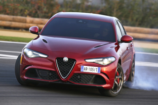 車の前の所が、下の歯をイーーッ！ってやってるようになってるのって何て車種？