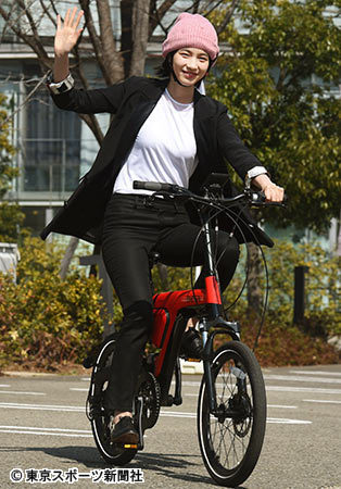 のん　清水富美加について聞かれフリーズ　笑顔で“ＳＯＳ”の目配せ