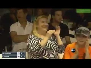 あえぎ声が響き渡りテニスの試合中断 