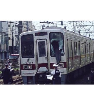 ホームから飛び降り、運転席の窓突き破る　命に別状なし 