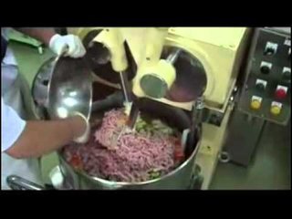 ポテトサラダのかくはん機に巻き込まれ重体