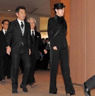 おぎやはぎの小木と小嶋陽菜がムッシュかまやつさんのお別れ会で場違いな格好。