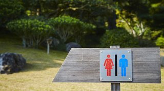 “ポルノキャンプ”でわいせつ撮影、逮捕された教師の自宅は中学校のグランド横だった