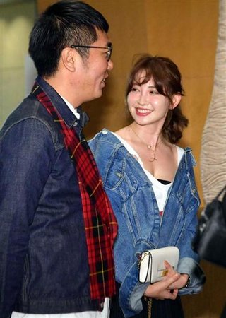 おぎやはぎの小木と小嶋陽菜がムッシュかまやつさんのお別れ会で場違いな格好。