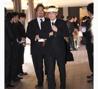 おぎやはぎの小木と小嶋陽菜がムッシュかまやつさんのお別れ会で場違いな格好。