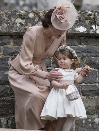 シャーロット王女、2歳にしてまるでおばさん!?同情とショックの声