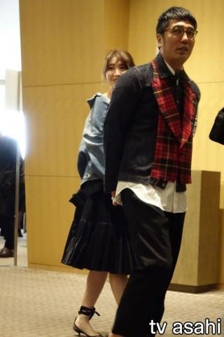 おぎやはぎの小木と小嶋陽菜がムッシュかまやつさんのお別れ会で場違いな格好。