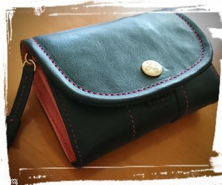 皆さんの財布見せてください。