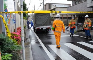 トラックにはねられ男児死亡
