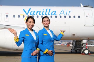 車いす客にタラップを這い上がらせる