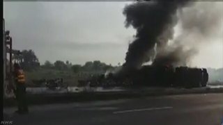 パキスタン タンクローリー横転ガソリンに引火 １２３人死亡